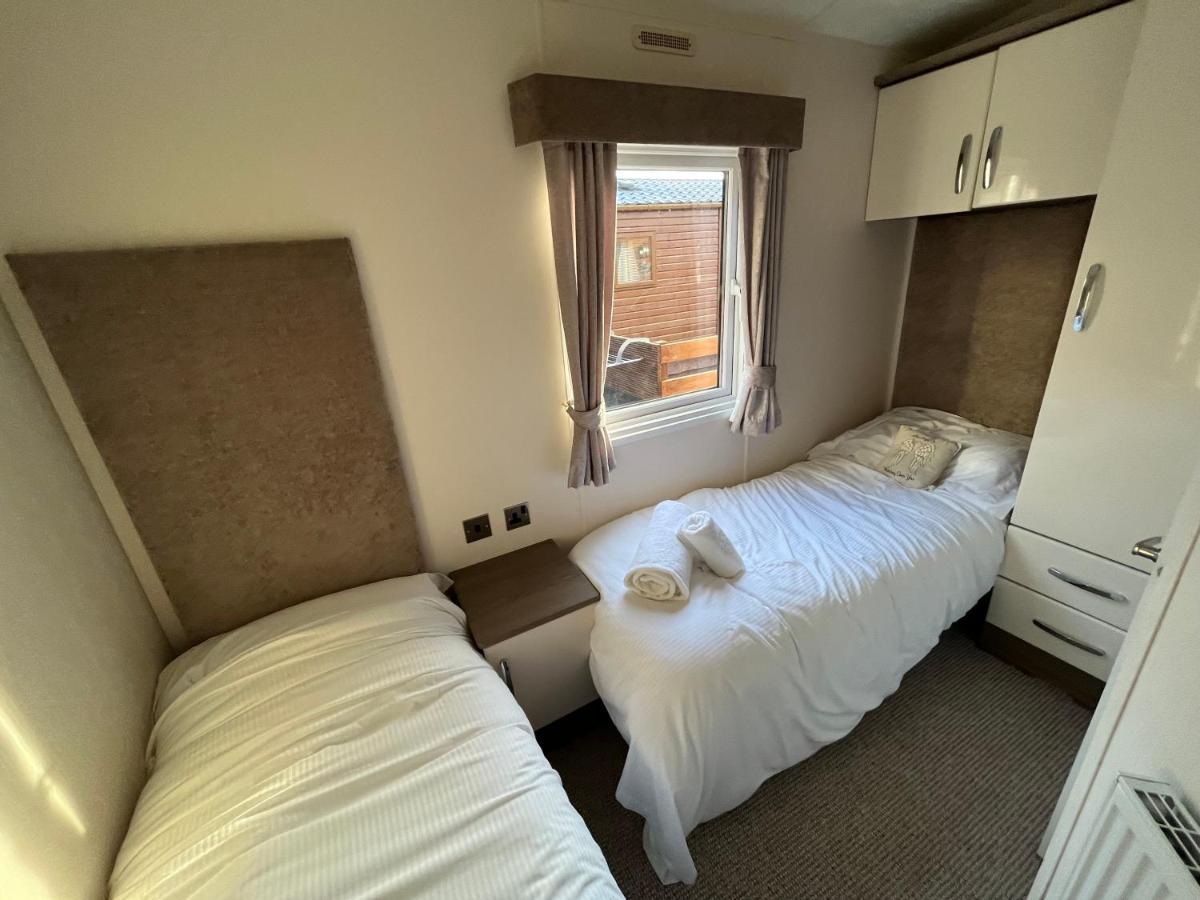 Hazel Oaks, Beautiful Lodge With Hot Tub - Sleeps 6 - Felmoor Park Morpeth Exterior photo