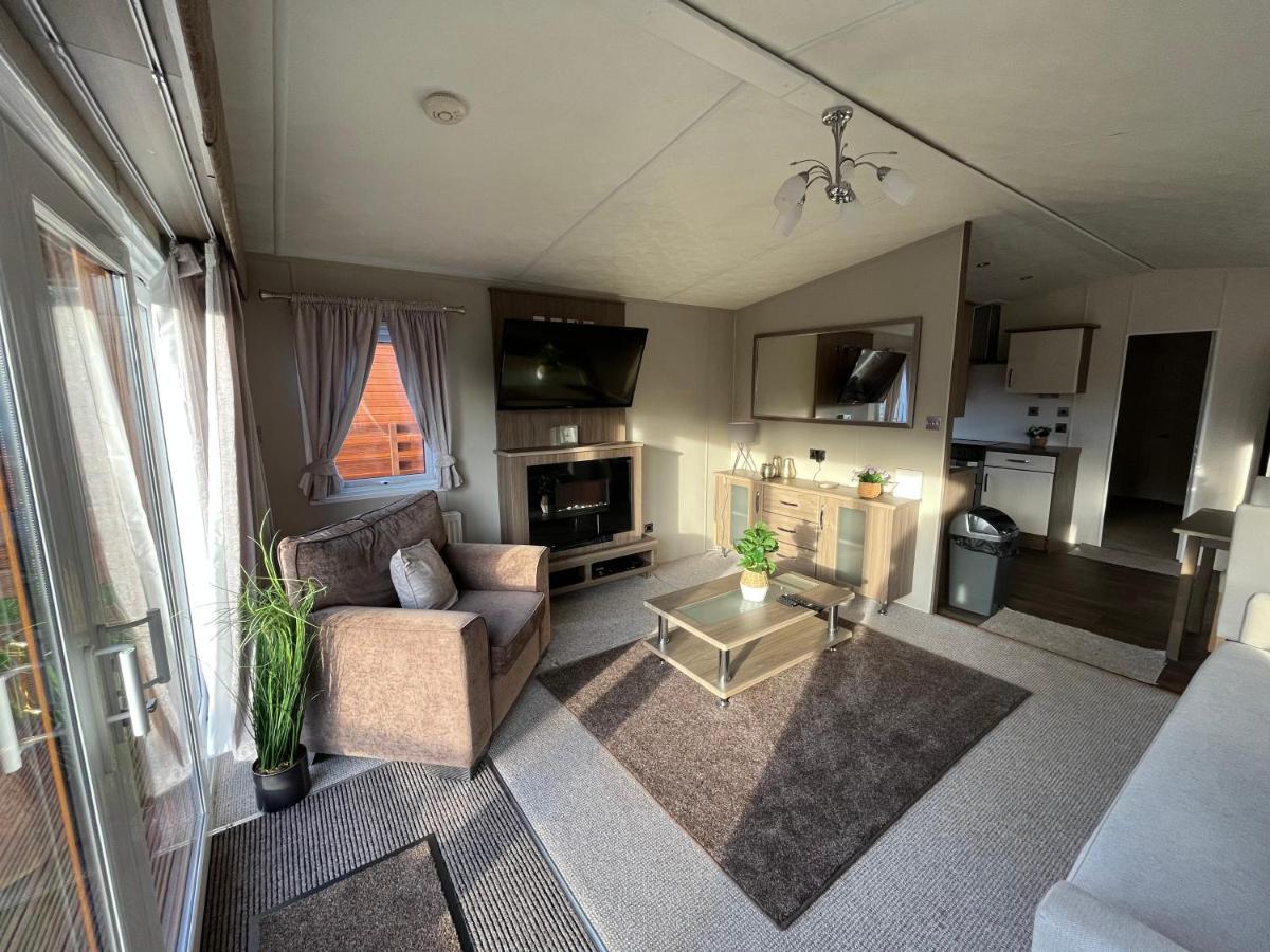 Hazel Oaks, Beautiful Lodge With Hot Tub - Sleeps 6 - Felmoor Park Morpeth Exterior photo