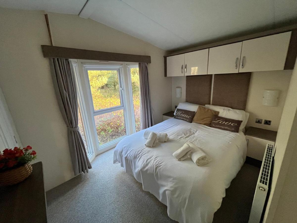 Hazel Oaks, Beautiful Lodge With Hot Tub - Sleeps 6 - Felmoor Park Morpeth Exterior photo