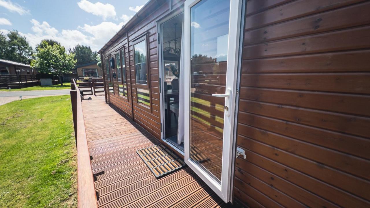 Hazel Oaks, Beautiful Lodge With Hot Tub - Sleeps 6 - Felmoor Park Morpeth Exterior photo