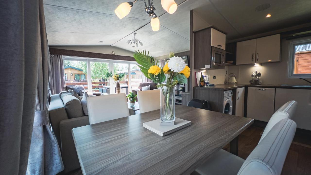 Hazel Oaks, Beautiful Lodge With Hot Tub - Sleeps 6 - Felmoor Park Morpeth Exterior photo