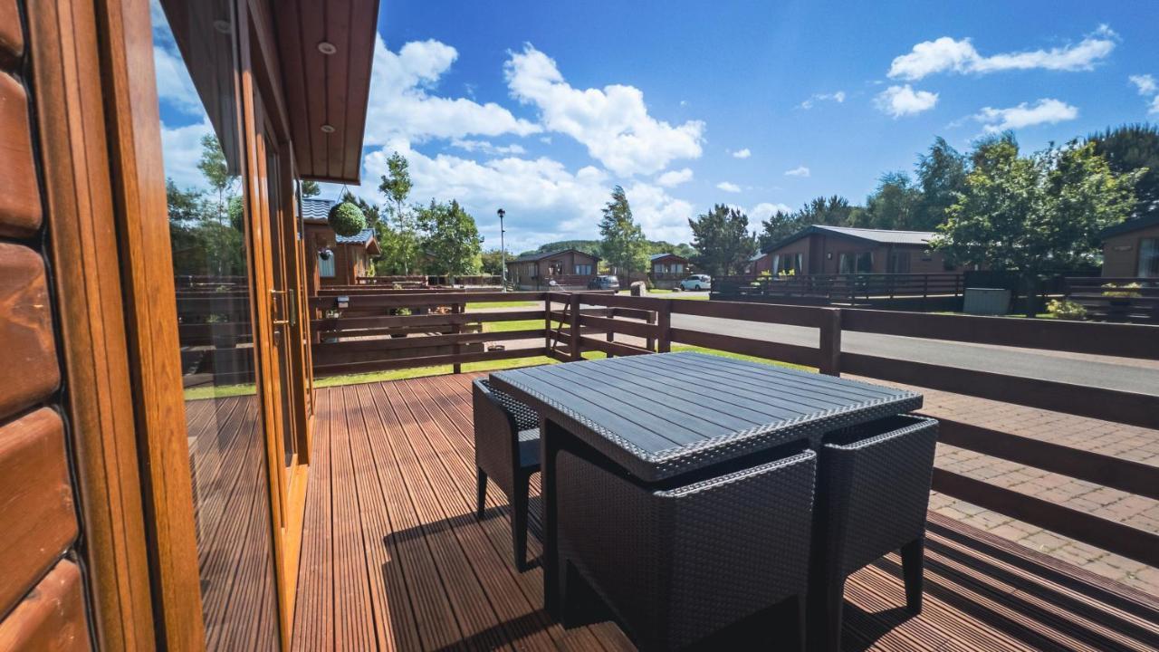 Hazel Oaks, Beautiful Lodge With Hot Tub - Sleeps 6 - Felmoor Park Morpeth Exterior photo