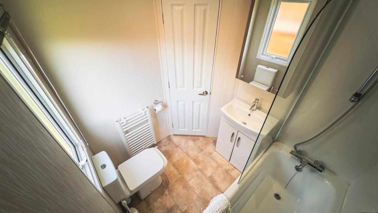 Hazel Oaks, Beautiful Lodge With Hot Tub - Sleeps 6 - Felmoor Park Morpeth Exterior photo