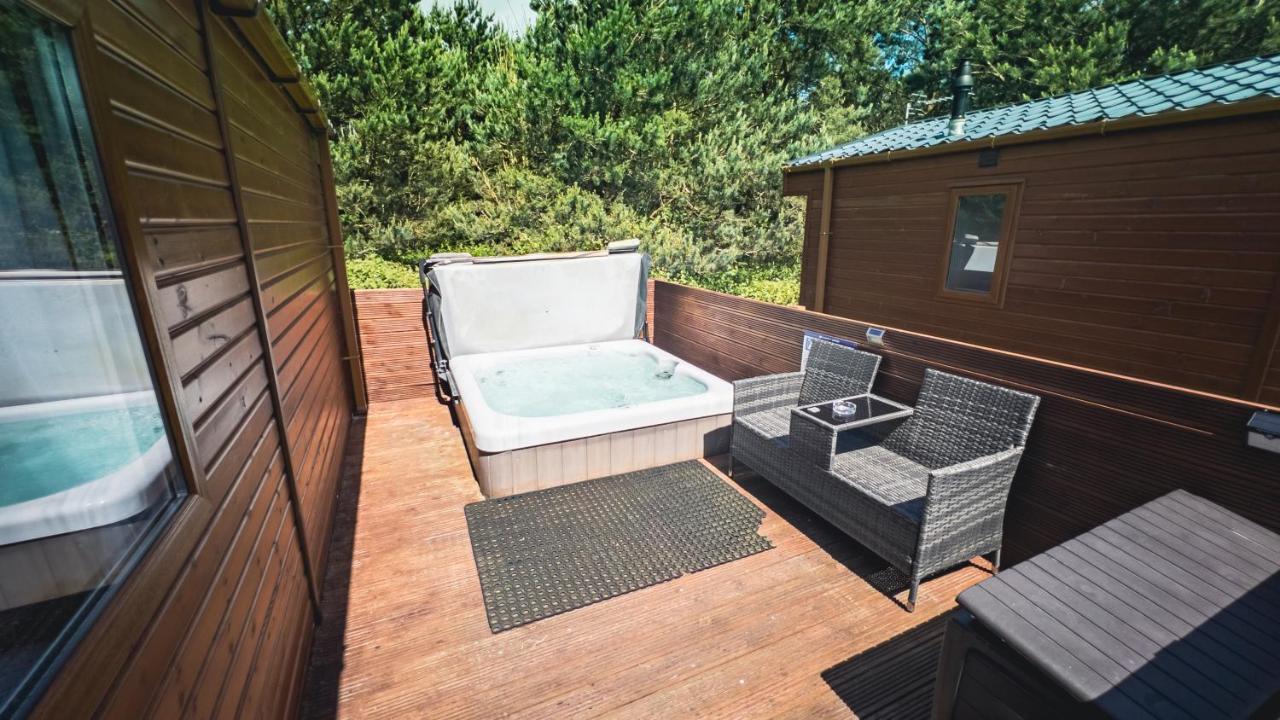 Hazel Oaks, Beautiful Lodge With Hot Tub - Sleeps 6 - Felmoor Park Morpeth Exterior photo