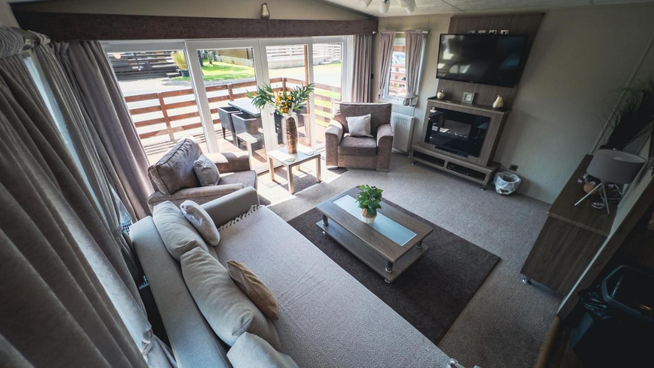 Hazel Oaks, Beautiful Lodge With Hot Tub - Sleeps 6 - Felmoor Park Morpeth Exterior photo